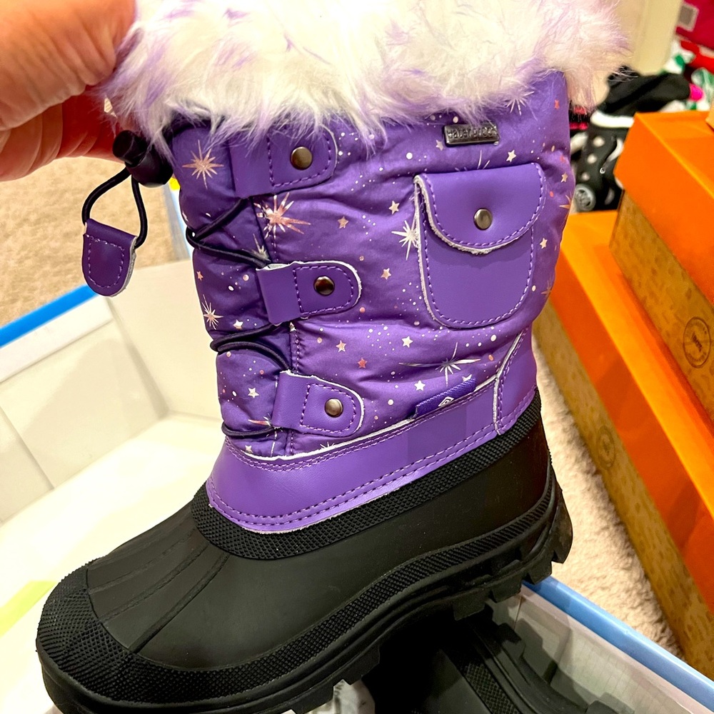 Girls Snow Boots size 1, only used once.